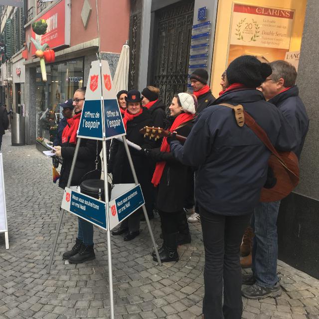 Des membres de l'Armée du Salut dans les rues de Lausanne. [RTS - Jordan Davis]
