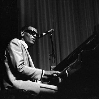 Ray Charles, musicien américain, en concert à l'Olympia. Paris, 1964. [AFP - Roger-Viollet]