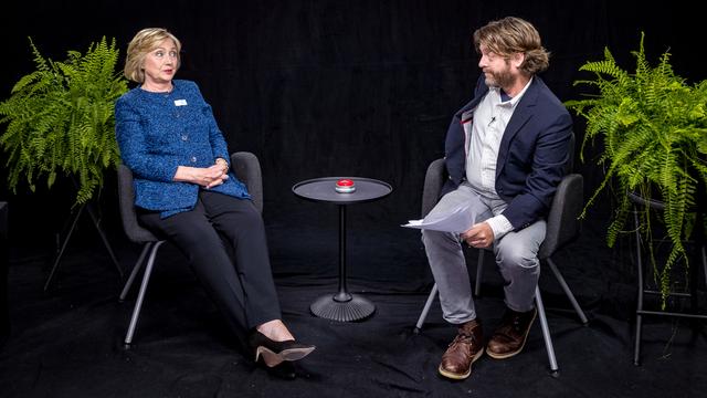 Hillary Clinton a tenu à "faire" l'émission de Zach Galifianakis pour tenter de séduire l'électorat jeune. [Keystone - FunnyorDie.com via AP]