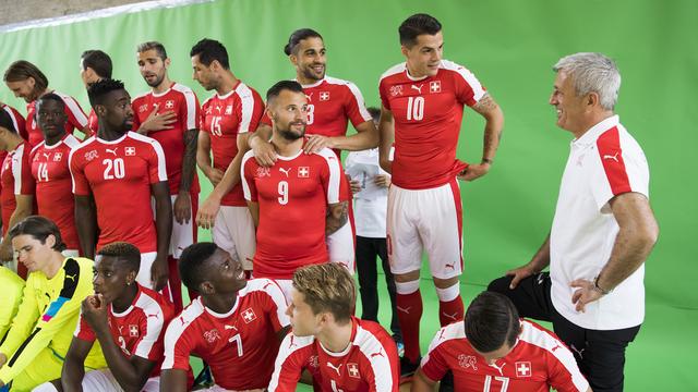 Vladimir Petkovic plaisante avec ses joueurs lors de la photo d'équipe. [Jean-Christophe Bott]