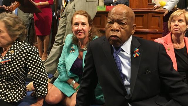 Plusieurs élus démocrates, emmenés par John Lewis (à droite), ont organisé un sit-in sur le sol du Congrès. [Chillie Pingree]