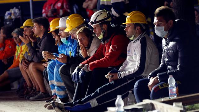 Les sauveteurs ont travaillé toute la nuit dans les décombres. [Ciro De Luca]