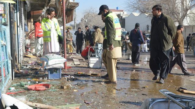 La police enquête sur les lieux de l'explosion à Quetta, dans le sud du Pakistan. [EPA/JAMAL TARAQAI]