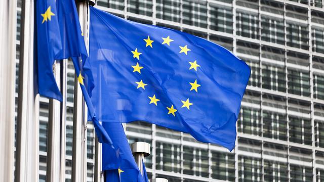 Des drapeaux de l'Union européenne flottent devant le bâtiment de la Commission européenne à Bruxelles. [Keystone - Martin Ruetschi]