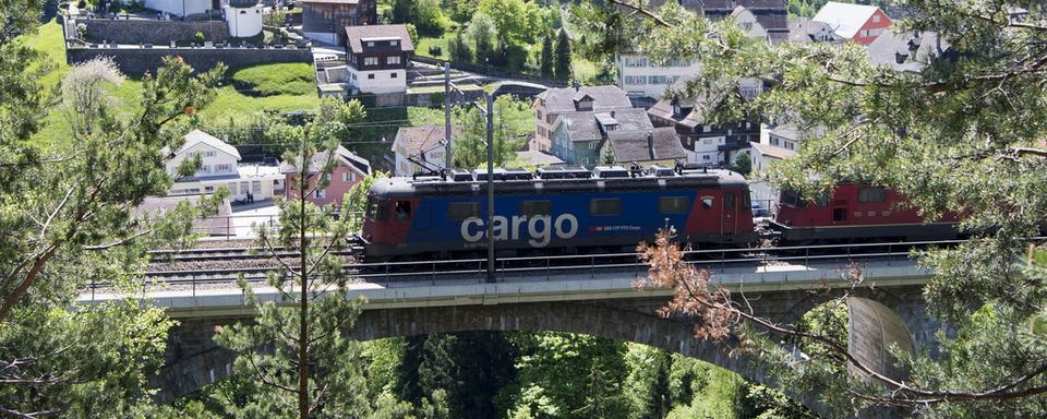 Le Gothard contribuera bel et bien au transfert de la route au rail, mais pas autant que prévu. [Keystone - Urs Flüeler]