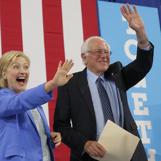 Hillary Clinton et Bernie Sanders durant un meeting commun à Portsmouth, dans l'Etat du New Hampshire, en 2016. [Reuters - Brian Snyder]
