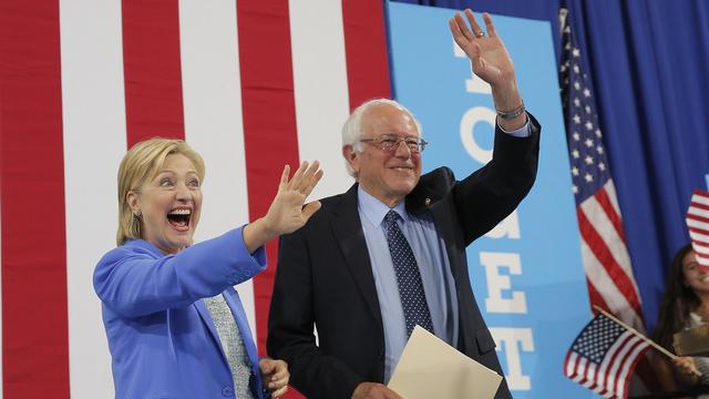 Hillary Clinton et Bernie Sanders durant un meeting commun à Portsmouth, dans l'Etat du New Hampshire, en 2016. [Reuters - Brian Snyder]