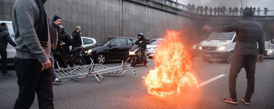 Des chauffeurs de taxis en grève tentent de bloquer les accès à la Porte Maillot, ce mardi 26 janvier 2016 à Paris. [EPA/Keystone - Christophe Petit tesson]