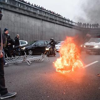 Des chauffeurs de taxis en grève tentent de bloquer les accès à la Porte Maillot, ce mardi 26 janvier 2016 à Paris. [EPA/Keystone - Christophe Petit tesson]