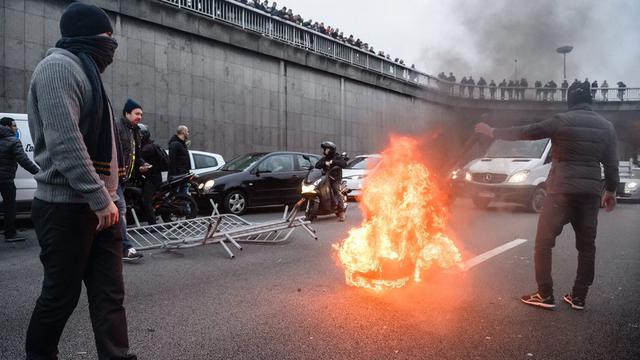 Des chauffeurs de taxis en grève tentent de bloquer les accès à la Porte Maillot, ce mardi 26 janvier 2016 à Paris. [EPA/Keystone - Christophe Petit tesson]