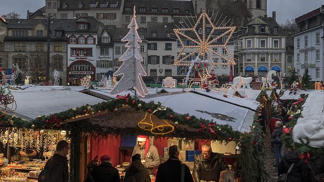 Une vue du marché de Noël à Bâle prise en 2014. [Keystone - Georgios Kefalas]