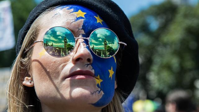 Une manifestante ayant pris part à la "marche pour l'Europe", le 2 juillet près du Parlement à Londres. [AFP - CHRIS J RATCLIFFE]