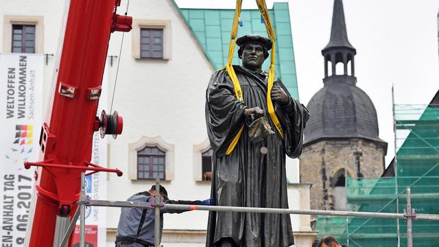 Lundi 26 septembre: une statue du réformateur Martin Luther prend place sur son piédestal dans la ville allemande de Eisleben. [Keystone - EPA/Hendrik Schmidt]
