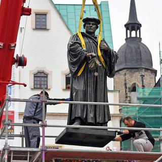 Lundi 26 septembre: une statue du réformateur Martin Luther prend place sur son piédestal dans la ville allemande de Eisleben. [Keystone - EPA/Hendrik Schmidt]