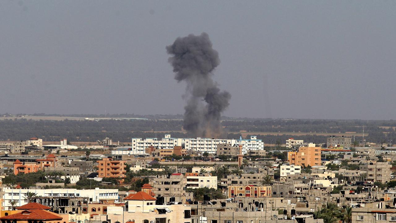 De la fumée s'élève après un raid israélien dans la région de Rafah. [Ibrahim Khatib /Citizenside]