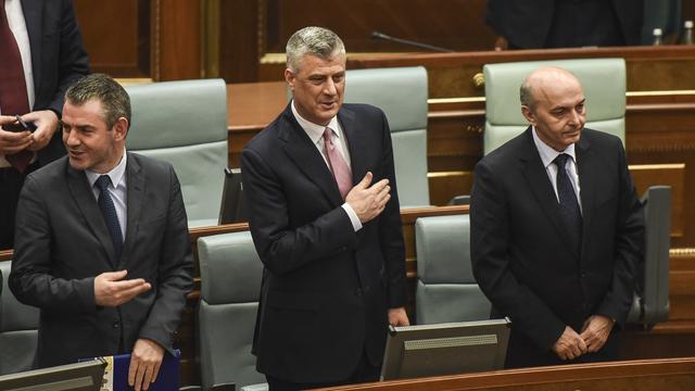 Hashim Thaçi (au centre), qui a été élu vendredi président du Kosovo par le Parlement, est un ancien guérillero reconverti dans la politique. [ARMEND NIMANI]