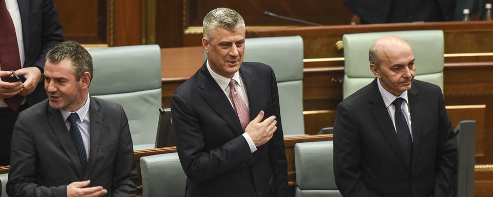 Hashim Thaçi (au centre), qui a été élu vendredi président du Kosovo par le Parlement, est un ancien guérillero reconverti dans la politique. [ARMEND NIMANI]