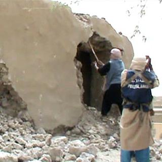 Militants islamistes en train de détruire une mausolée à Tombouctou. [AFP]