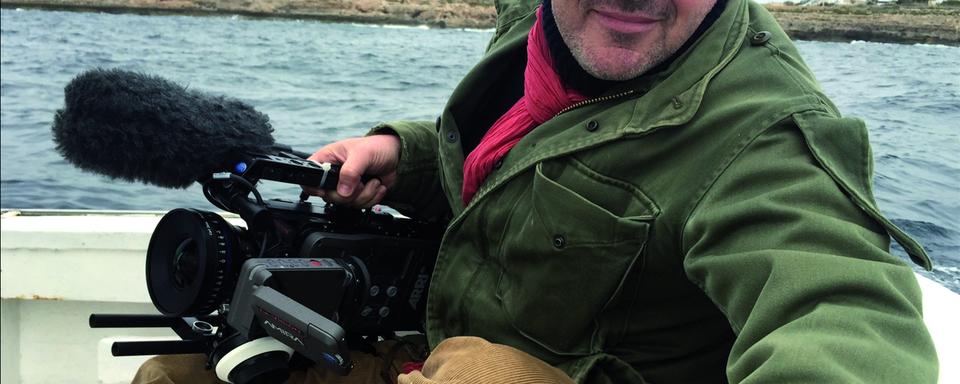 Le réalisateur Gianfranco Rosi en pleine action au large de l'île de Lampedusa. http://www.meteore-films.fr/ [RTS - Météore Films]