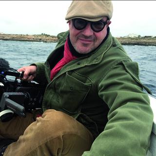 Le réalisateur Gianfranco Rosi en pleine action au large de l'île de Lampedusa. http://www.meteore-films.fr/ [RTS - Météore Films]