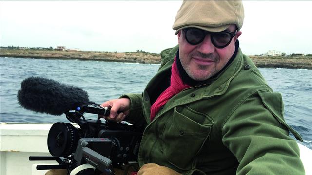 Le réalisateur Gianfranco Rosi en pleine action au large de l'île de Lampedusa. http://www.meteore-films.fr/ [RTS - Météore Films]