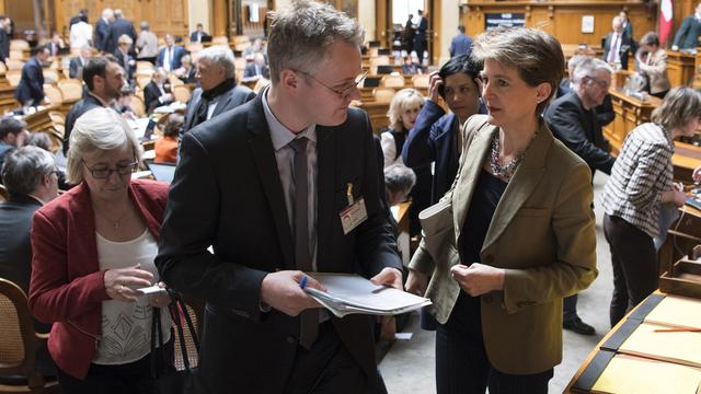 Simonetta Sommaruga, accusée par Roger Köppel de ne pas respecter la constitution, a quitté la salle, suivie par des membres du Parti socialiste. [Peter Schneider]