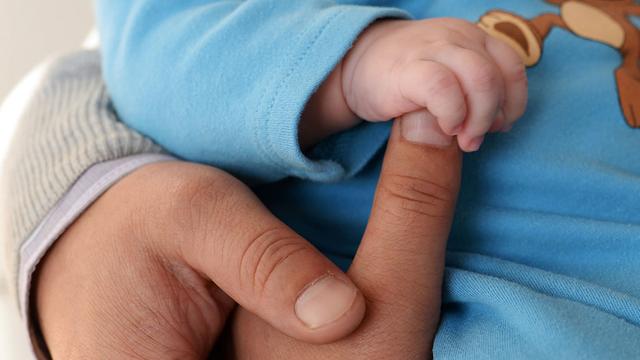 Une proposition écologiste visait à instaurer un congé de six mois à partager entre les deux parents. [RIA Novosti/AFP - Vladimir Pesnya]