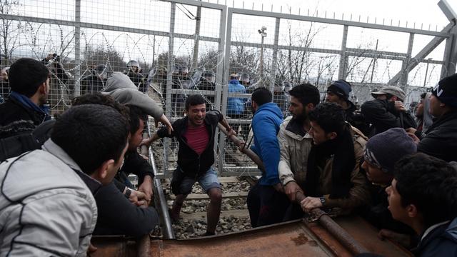 Les migrants se sont attaqués aux barbelés. [Keystone - AP Photo/Giannis Papanikos]