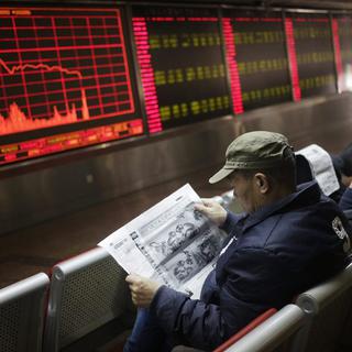 Les bourses chinoises ont enregistré lundi une chute de 7%. [EPA/Keystone - How Hwee Young]