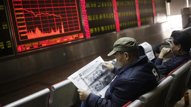 Les bourses chinoises ont enregistré lundi une chute de 7%. [EPA/Keystone - How Hwee Young]