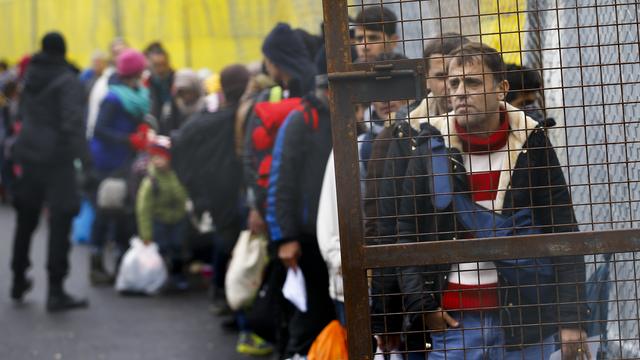 Les migrants s'amoncellent à la frontière Slovène, dans l'attente d'une permission d'entrer en Autriche. [Leonhard Foeger]