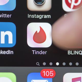 L'application Tinder attire particulièrement les jeunes. [Keystone - Christian Beutler]