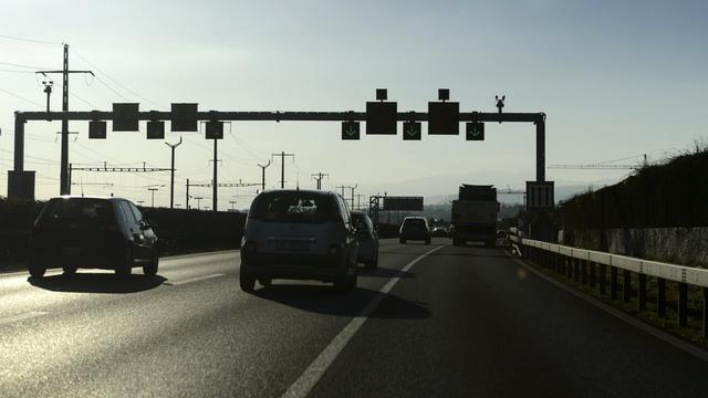 Doris Leuthard songe à laisser les automobiles électriques rouler sur la bande d'arrêt d'urgence.