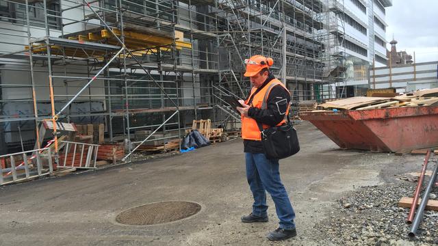 Un inspecteur sur un chantier. [RTS - Laurent Nègre]