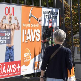 Affiches de campagne autour d'AVSplus à Genève. [Keystone - Martial Trezzini]