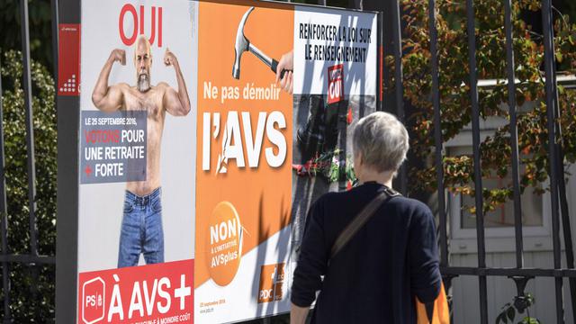 Affiches de campagne autour d'AVSplus à Genève. [Keystone - Martial Trezzini]