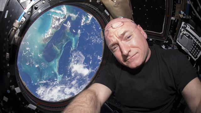 L'astronaute Scott Kelly a passé 340 jours dans la Station spatiale internationale, avec vue sur la Terre. [Reuters - Nasa]