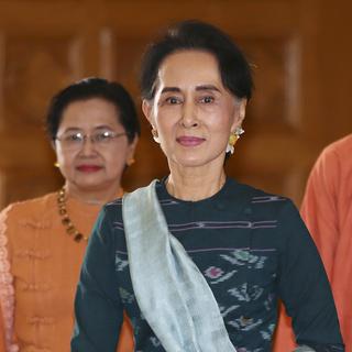 Aung San Suu Kyi accède au pouvoir en Birmanie et va cumuler les attributions. [AP/Keystone - Gemunu Amarasinghe]