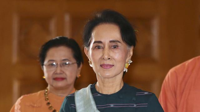 Aung San Suu Kyi accède au pouvoir en Birmanie et va cumuler les attributions. [AP/Keystone - Gemunu Amarasinghe]