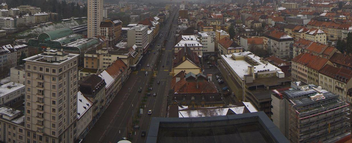 Quelques toits étaient encore blanchis à La Chaux-de-Fonds dimanche vers 12h30. [www.neuchateltourisme.ch/]