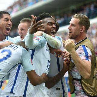 L'équipe d'Angleterre a arraché sa victoire face au Pays de Galle à la 92e minute. [AFP - Paul Ellis]