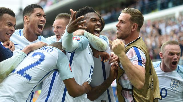 L'équipe d'Angleterre a arraché sa victoire face au Pays de Galle à la 92e minute. [AFP - Paul Ellis]