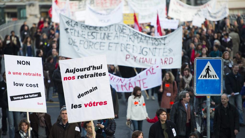 Manifestation contre la réforme de la caisse de pension de l'Etat de Vaud, en 2013 à Lausanne. [Keystone - Jean-Christophe Bott]