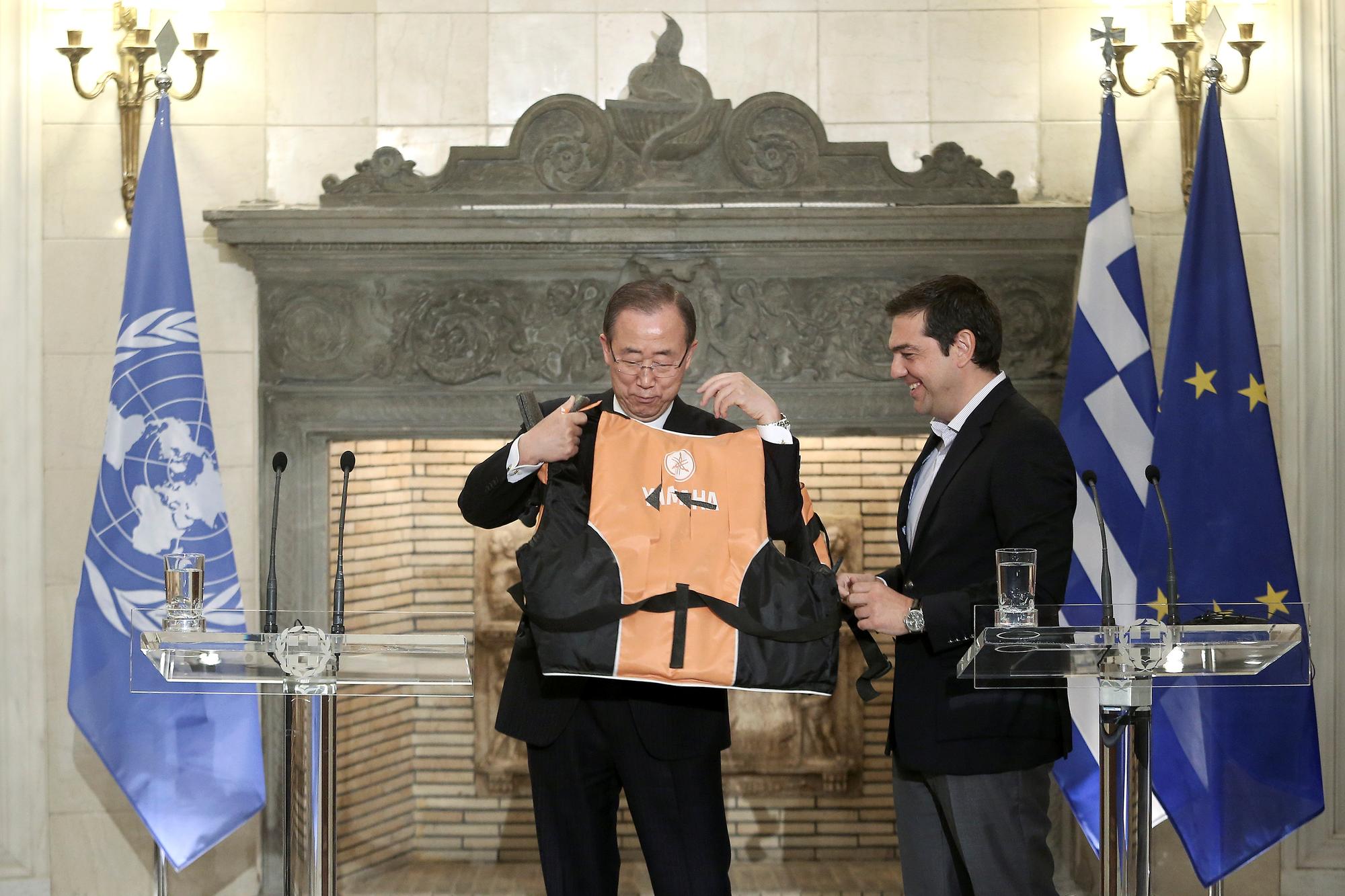 Le président grec Alexis Tsipras (droite) a remis un gilet de sauvetage à Ban Ki-moon. [Intimenews/Reuters - Costas Baltas]
