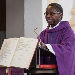 L'abbé Olivier Ndjimbi-Tshiende a annoncé qu'il allait quitter sa paroisse, à Zorneding, pour cause d'insultes racistes et de menaces de mort. [EPA/Keystone - Stefan Rossmann]