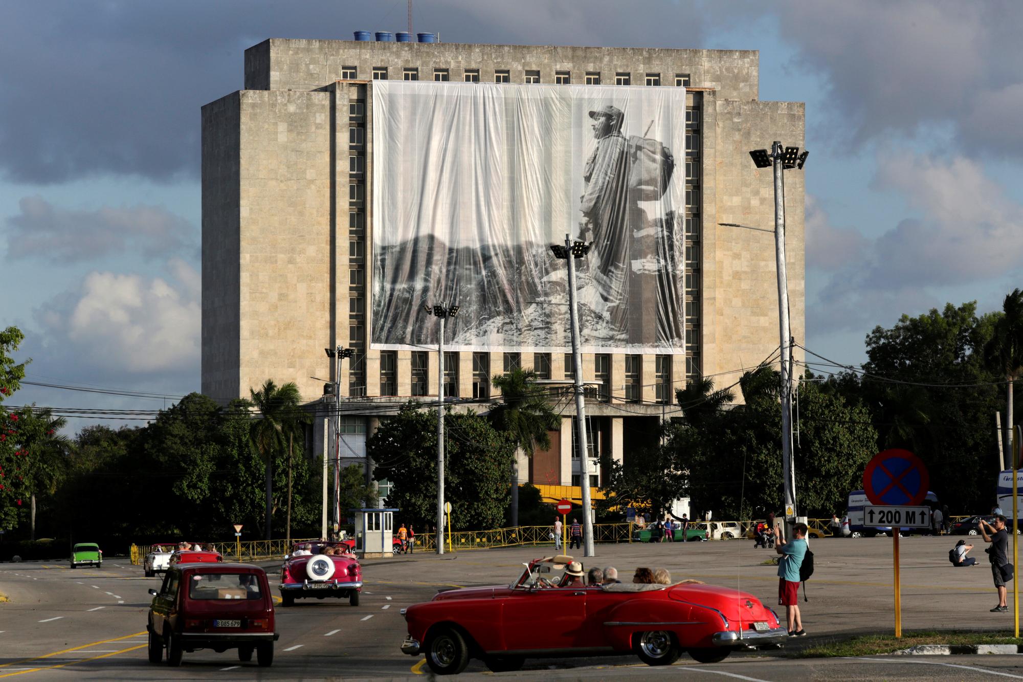 Une photo géante de l'ex-président Fidel Castro affichée sur la façade de la Librairie nationale sur la Place de la Révolution à La Havane. [REUTERS - Enrique de la Osa]