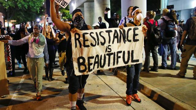 Des manifestants défilent pour la troisième nuit consécutive dans les rues de Charlotte, aux Etats-Unis [Reuters - Mike Blake]