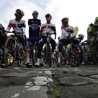 Les concurrents attendent le départ de Paris-Roubaix le 10 avril 2016. [AFP - Kenzo Tribouillard]