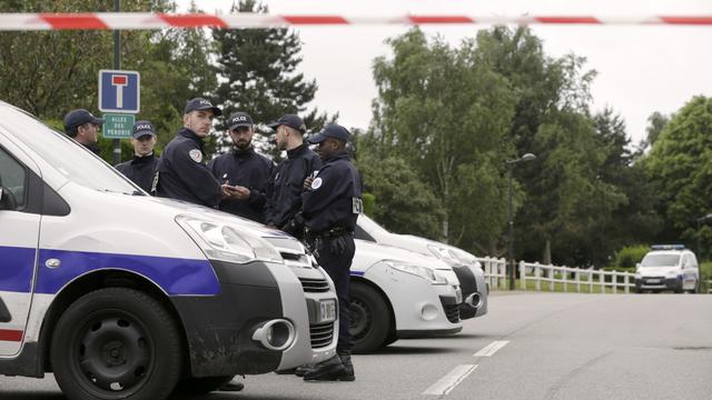 Des policiers rassemblés sur le lieu du crime à Magnanville, près de Paris. [AFP - Thomas Samson]