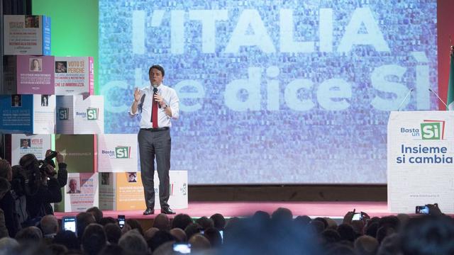 Matteo Renzi en campagne pour le référendum à Metera, 19.11.2016. [EPA/Keystone - Tiberio Barchielli]